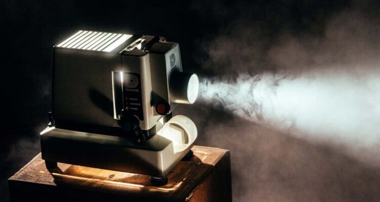 Wie man die Bildqualität eines Laser-TVs in einem kleinen Heimkino optimiert