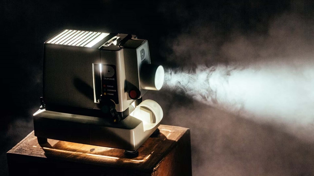Wie man die Bildqualität eines Laser-TVs in einem kleinen Heimkino optimiert